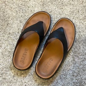 Used Women's Strive orthotic Maui sandals